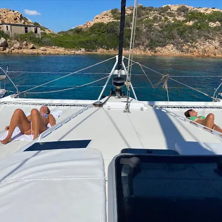 Catamaran Lady Wolf ספינת מלון