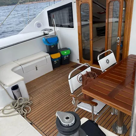 ספינת מלון Catamaran Lady Wolf