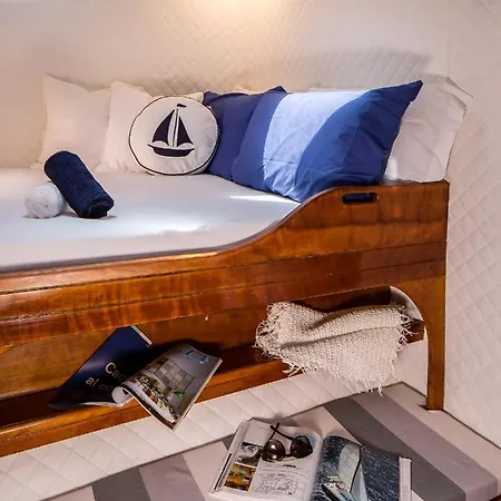 ספינת מלון Catamaran Lady Wolf קליארי