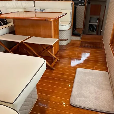 ספינת מלון Catamaran Lady Wolf קליארי