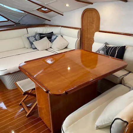 Catamaran Lady Wolf ספינת מלון